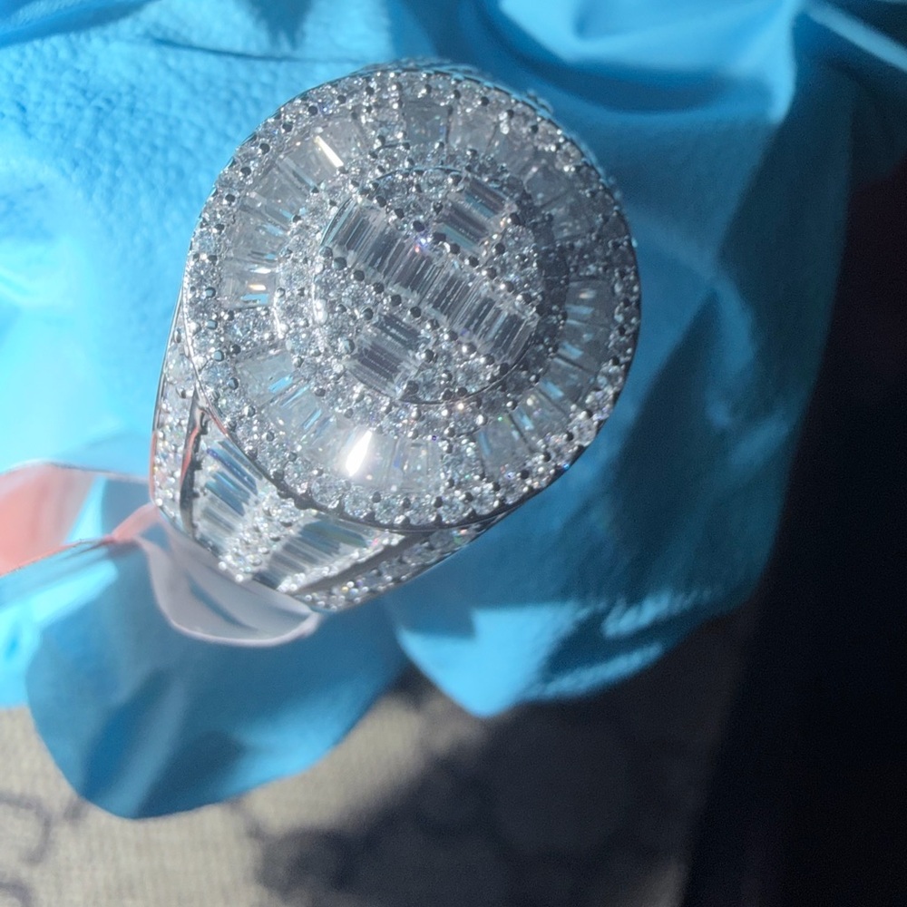 MOISSANITE
Solid 925 SILVER
Retail $1000.00 size 11
